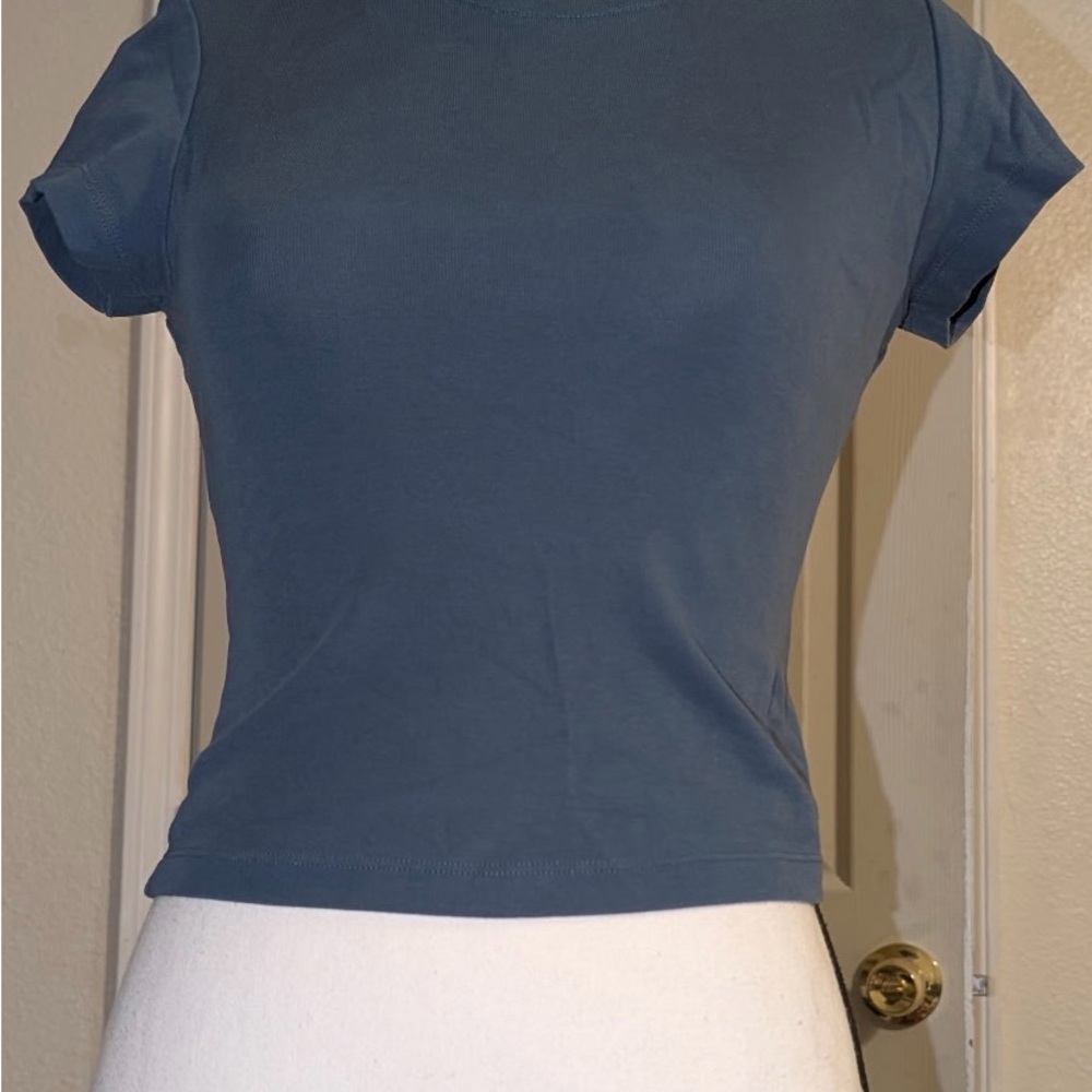Uniqlo Women's Blue Crop Top